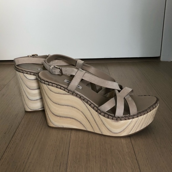 Miu Miu cream suede wooden wedges - Picture 2 of 7